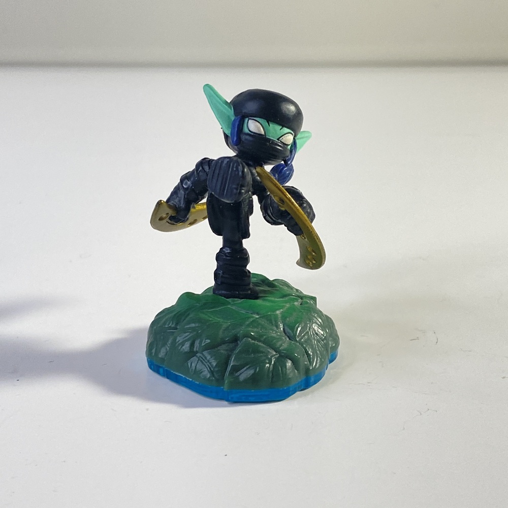 Activision Skylanders Figure With Green Textured Base And Twin Blades